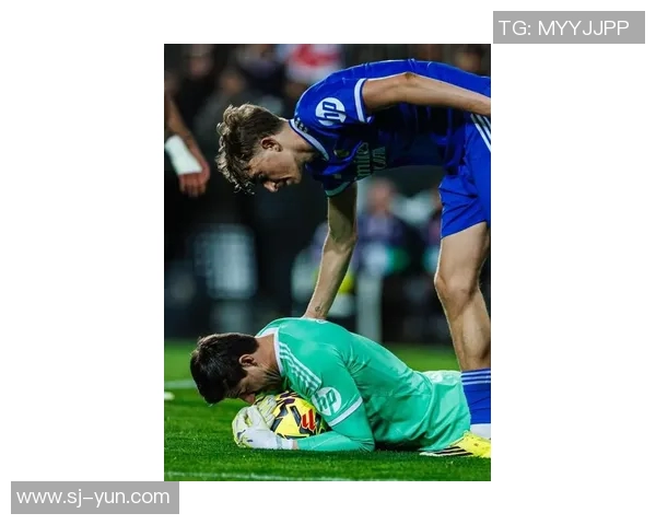 库尔图瓦在赛季中展现出色表现助力球队争夺冠军荣耀